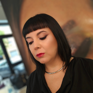 Claudia: make up rock glam su pelle sensibile. Senza filtri, solo performance reale.