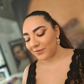 Nicole: Soft Glam luminoso su pelle con dermatite e forte secchezza. Il make up che valorizza senza compromessi.